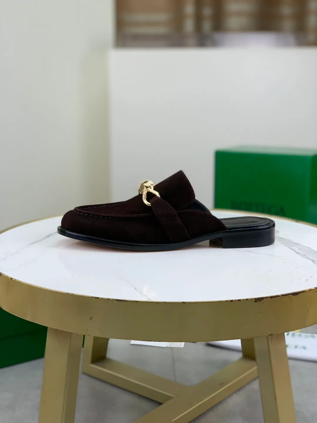 Men's shoes 💰P800 [New model] (genuine leather outsole) water-dyed cow lining 💰High-quality business couple half-slip leather shoes 💎💎💎 BOTTEGA VENETA official website synchronizes the latest top version of BV in the market, accepts material comparison, shoe type comparison, process comparison, practical and textured, versatile and suitable for any occasion, the more you look at it, the more flavorful it becomes. Purely hand-knitted craftsmanship - Upper material, calfskin imported from Italy 🇮🇹 - High-quality water-dyed cowhide lining - Original private model customized leather outsole -Size: Female 35-39 (40 ordered) Male 39-44 (38 45 can be customized) Color: Multiple colors available